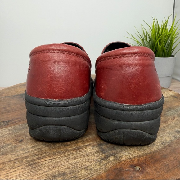 Keen Women’s Slip-On Leather Clogs in Burgundy - Size:9.5 - Picture 2 of 7